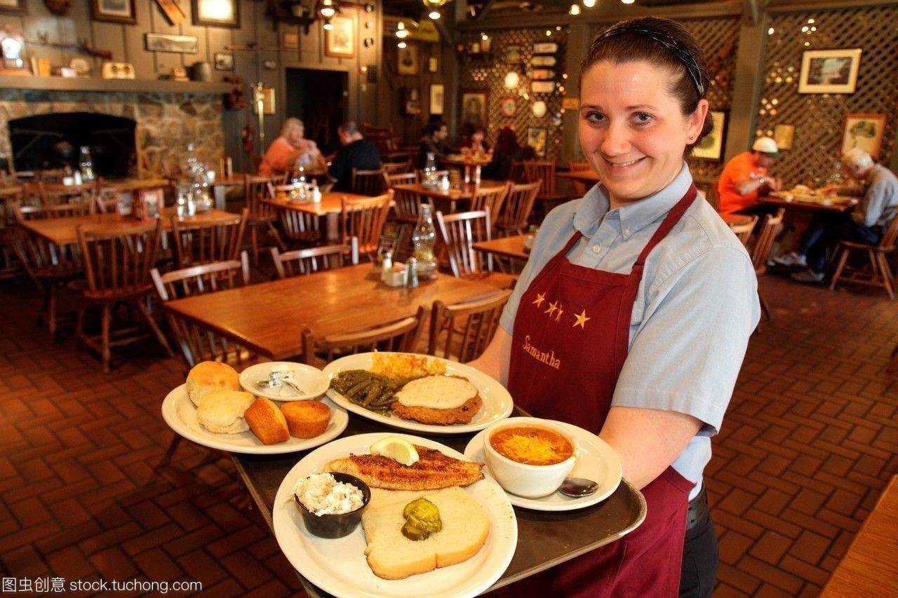 佛羅里達州勞德代爾堡英尺后餅干桶餐廳女人女服務(wù)員員工制服工作服務(wù)盤子盤子食物午餐魚烤羅非魚塊淋牛排辣椒