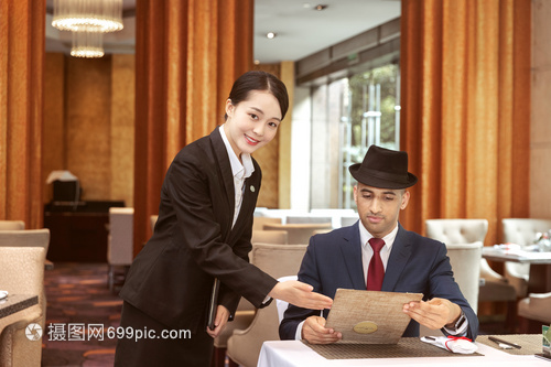 酒店服務餐廳服務員給外國客人菜單