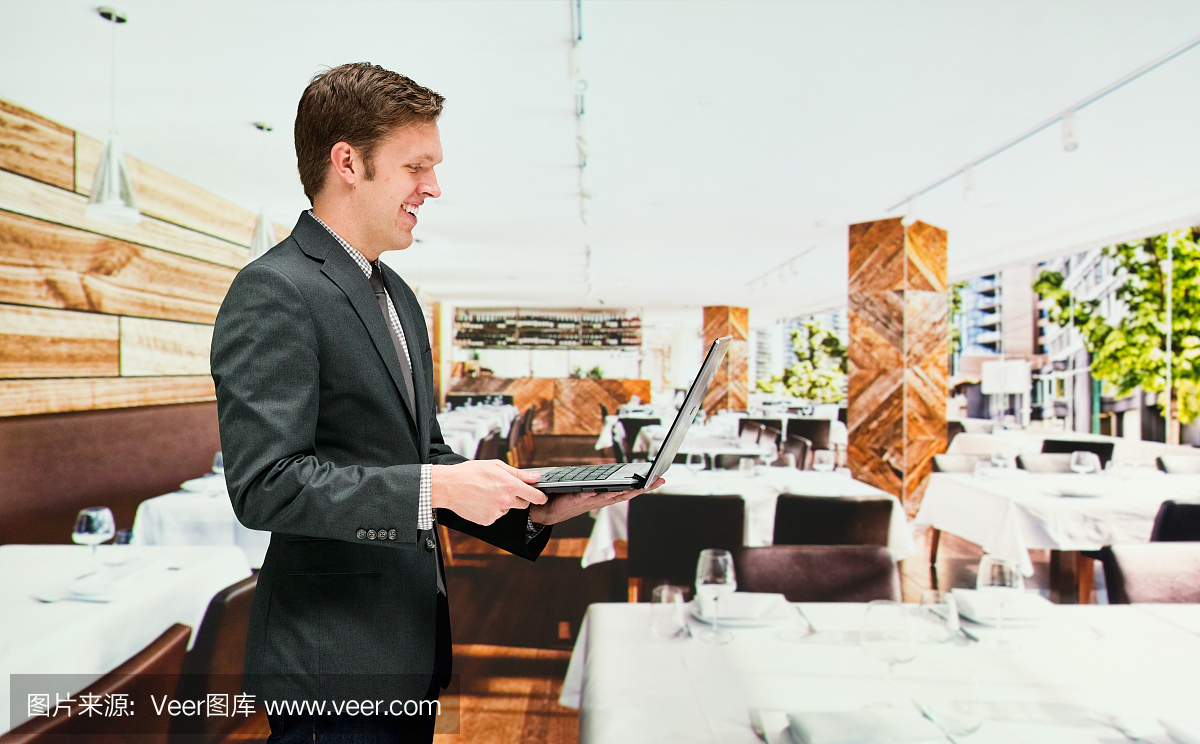 微笑的商人在筆記本電腦上工作