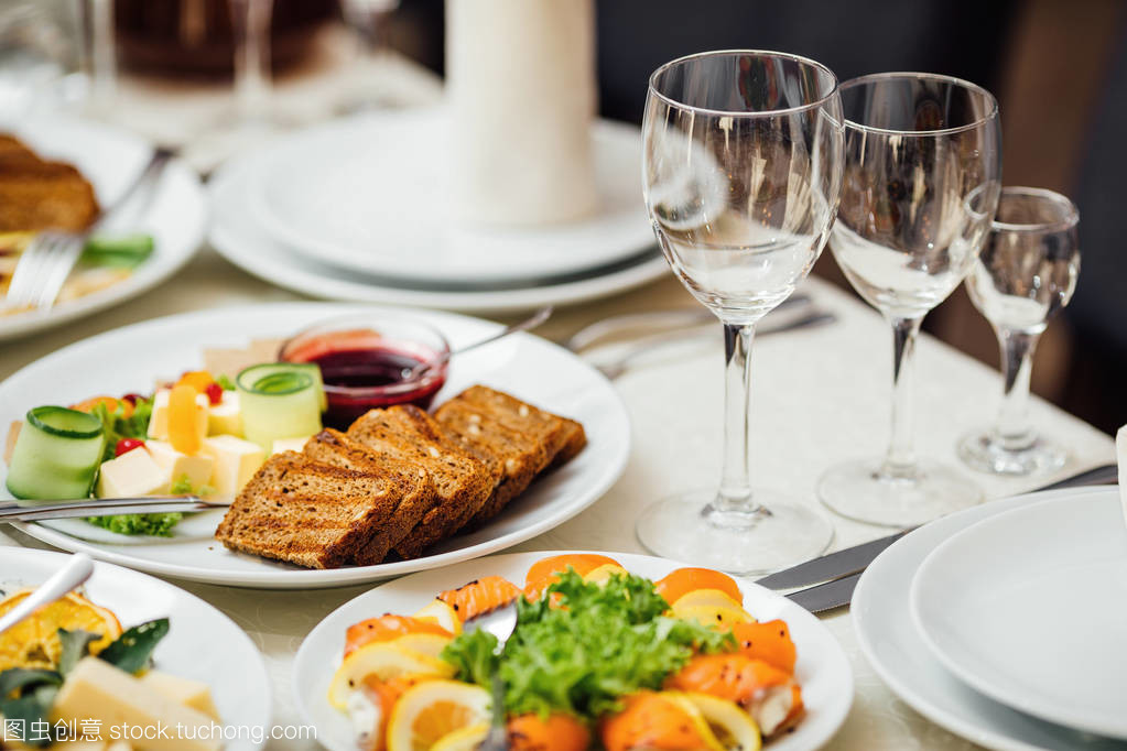 餐飲表將服務設置為與銀器和玻璃高腳杯在聚會前的餐廳